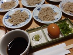 さて、やっとランチですよ。
以前に一度ここ出石で蕎麦を食べたのですが、それが美味しかったという思い出があったため、また来てみました。
今回は「家老」さんというお店へ。