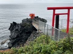 ５＜北のいつくしま弁天宮＞
　利尻島と礼文島を回って気付いたことは、住民の数に対して神社がとても多いこと。厳しい自然環境ゆえでしょうか。
「北のいつくしま弁天宮」は、その昔、難破しそうになった弁財船（大型木造帆船）を弁天様が救い、そのご加護に感謝して建てられたもの。神社が建つ岩は、「龍神の岩」と言われる奇岩。