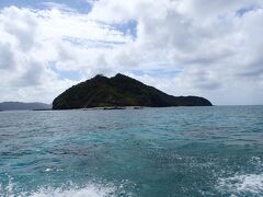 安室島が見えてきた。
今日はかろうじて晴れているけど、本州に接近しつつある台風13号の影響なのか、やや風が強い。
海も少し波が立っている。