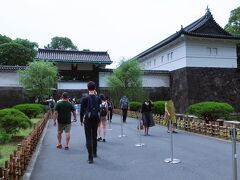 13:58 ランチ休憩後、大手門より入る。　荷物検査だけで入園票はなし。