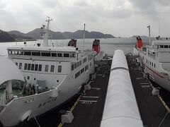 ここは、愛媛県八幡浜港です。
大分県別府から、宇和島運輸/あかつき丸(左の船)に乗って到着しました。

そんでもって、八幡浜に着いたばかりなのですが‥
乗り換え時間15分で九州.大分県臼杵へ向かいます。