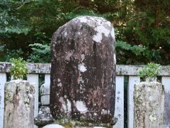 指月殿の近くにある幟の立つ石段の先には源頼家の墓があります。将軍の割には小さなお墓です