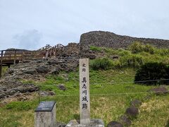 具志川城跡

10時35分
具志川城跡にやって来ました。

丘陵地にたたずむ石積みの城跡です。
沖縄本島にも同じ名前のお城があります。