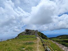 宇江城城跡

久米島で最も高い場所？にある、城跡にやって来ました。
写真では伝わりづらいですが、まさに「天空の城」です。

標高約310ｍの「宇江城岳」の山頂に築かれた城跡です。
なんと、沖縄県内に点在する「グスク」の中では「最も高い位置」に築かれた城だそうです。