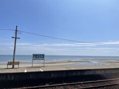 海に一番近い駅にやってきました。無人駅で、ほんとに海に近いし、柵が一切ない！
以前、愛媛県の下灘駅にもいきましたが、ここもいい感じですね。