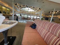旅行4日目は、長崎の島原港から、熊本フェリーで熊本港へ移動します。
1階席は普通のイス席、2階席はソファー＆テーブル席になっていて、かなり広々した客席です。