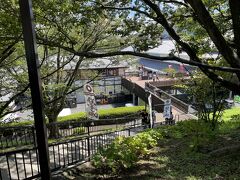 熊本城に来ました。駐車場から結構歩きます。
暑いので、眼下に見える城下町（桜の馬場 城彩苑）には寄らず。