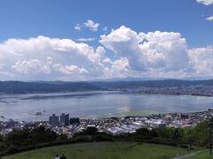 諏訪湖、上諏訪温泉街、対岸の岡谷市街、遠くアルプスの峰と夏雲の眺めが素晴しい。「からしいなり」を食べながらしばし見惚れる。
素晴しい景色に出会えたところで長居は無用、帰路に着く。中央道を利用せずとも国道20号線でそれなりにさくさく走れるので、帰路も往路と同様に時間の許す限り一般道のロングドライブを楽しむことにした。