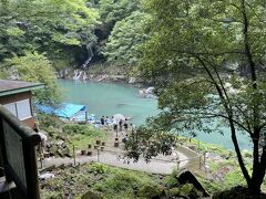 翌朝、高千穂峡のボートを予約して行きました。前日まで川の増水でボート休止の案内だったのでヤキモキしてましたが、この日から無事再開！