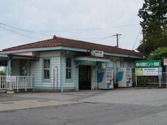 ＠根府川駅
最近Akrさんがあげてらっしゃる木造駅舎特集の影響で、こちらの駅に立ち寄る。
ミントブルーのレトロな駅舎。