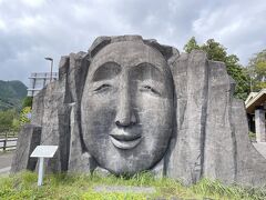 道の駅高千穂に寄り、神楽面をモチーフにした大きなモニュメントを見てきました。大きいです！
こちらは天鈿女命（あめのうずめのみこと）。天照大神救出作戦で、舞を踊って天照大神の気を引き、、、