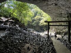 天照大神が岩戸にお隠れになった際、天地暗黒となり八百万（やおよろず）の神がこの河原に集まり神議されたと伝えられる大洞窟です。