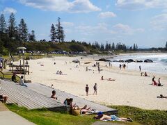 滞在先から歩いて3分のビーチです。この日は休日なので人は多いですが、シドニーのビーチとは比較にならない静かでのんびりしています。老若男女問わず様々な年齢層がいます。季節は春の9月初旬ですが、サーファーだけでなく泳いでいる人たちもいます。9月の最高気温は25度ほど、冬でもそれほど寒くないです。