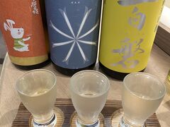 盛岡旅の〆は岩手県の日本酒の飲み比べセットで。
新幹線を待つ間においしく頂きました！