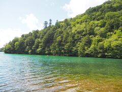 早朝にも撮った湯ノ湖。
端の方が水が青くて本当に綺麗☆