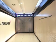 正面、JALも使えるKALラウンジ。
左側にはANAも使えるASIANAラウンジ。
