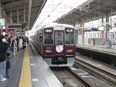 地元の駅から阪急電車で出発。
阪急電車にも、毎年恒例の「さくら」ヘッドマークが掲出されていました。