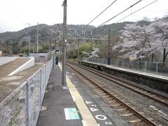 紀州路快速は大阪府最後の駅・山中渓駅に到着。
ここで下車します。