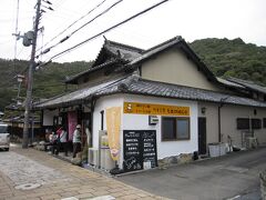 この「とうふや」さん跡の向かいにあるのが、古民家をリノベーションし、飲食店2店が入居している「山中渓サイドテラス」。