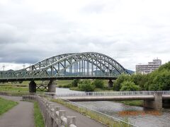 福吉カフェ 旭橋本店から更に北に進むと「いしかり川」に出ます。写真は、牛朱別川と石狩川に架かる旭橋です。