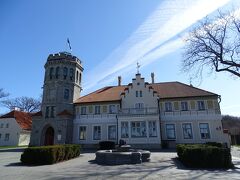 目的地はこちらのマーリヤマエ宮殿。
元は19世紀半ばにロシアの将校の為に建てられた夏の宮殿で、現在はエストニアの近代史に関する博物館になっている。