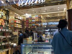 なかなか機会がなかったけど、イタリア有名チョコレート店でジェラート食べます。
