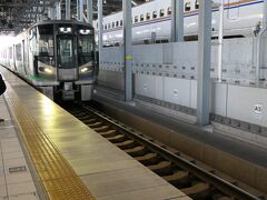 富山駅であいの風とやま鉄道に乗り換え

高岡に行くには、JRよりもこっちの方が断然早い
でもって、運よく新型車両
これがなかなか快適だった

高岡にて投宿、晩メシ難民となる