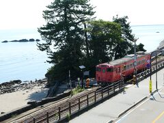 氷見線のヂーゼル車がゴトゴトやってきた

義経岩と合わせてパチリ

あ、ちなみに今、道の駅雨晴のテラスからです
（前2枚も）