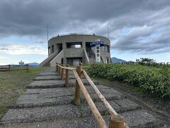 根室に向かう前に開陽台へ。
開陽台の展望台内部は付近で撮った星空や動物の写真の展示がありました。
レンタカーだと自由に好きな時間に行くことができるのはいいと感じた。
駐車場も混んでなく駐車しやすい。
平原の広がりの景色は展望台からだけでなく、駐車場からでも十分見えた。