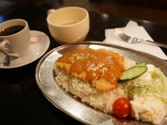 ディナーは根室駅近くのお店で
名物のエスカロップ。
ごはんが黄色が買ってるのが特徴。サフランライスみたい。
味はデミグラス風のソースがかかったかつ丼といった味。
釧路でも似たようなの食べたぞー。