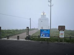 納沙布岬灯台！
3時20分ごろに撮影したのですが、その時には空は明るくなっていて、
日の出の速さを感じた。
朝日は見えず。