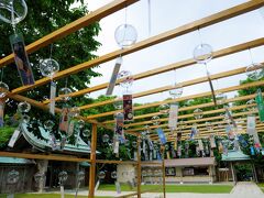 朝に金刀比羅神社へ
門をくぐると風鈴の門があってきれい。夏を感じる。
風になびく風鈴はいいなと思った。