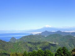 山頂からの眺めは最高でした。
梅雨入りから9月の間は晴れていても富士山が見える日はかなり少ないのだそうです。
昨日の雨で空気が澄んでいるのか、運良く遠くの富士山を望めたのは感動ものです。
富士山の山頂は少し雲がかかっていますが、すこーしだけ雪を被っているのもわかります。