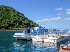 この定期船で淡島へ渡ります。
島の中には水族館の他にもホテルや一周できる遊歩道があります。

乗船料と入島料は船に乗る前に支払います。
(大人2000円、子供1000円)
料金を支払えば水族館なども何度も自由に入退場できます。