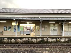 始発列車到着を待つ尾鷲駅