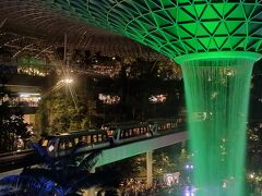 少し階を下がり、撮影。

ちょうどスカイトレインが来ており、バッチリの夜の構図です。