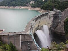 扇沢駅から電気バスで標高1,454ｍの黒部ダムへ。今年は竣工60周年だそうです。