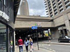 地下鉄バービカンセンター駅に到着。