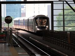 ラピドKL。
KL市内を網羅する都市交通システム。
ここは橋上駅ですが場所によっては地下も走ります。
この車両、無人運転なので運転台には運転士がいません。