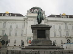 19:35
馬に乗った英雄
建物の上には金の玉
Statue Kaiser Joseph II