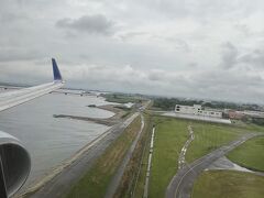 新潟空港に着陸。お天気は曇り空。