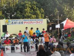 駅前にステージができていて舞子高校のジャズ演奏
