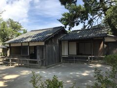 松陰神社内にある世界遺産『松下村塾』。

長州藩の藩校「明倫館」の師範を務めた吉田松陰が主宰した私塾で、この周辺が「松本村」と呼ばれていたことから「松下村塾」と名付けられたという。

建物は移築、復元したものではなく、修復はしているが元々のもので、場所も昔のままの場所に建っている。
