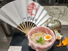 Japanese Noodle 一寸法師さんで〆。
ちょっと甘めのスープで、外国人向けかな。って感じ。