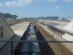 大阪駅から米原駅にて電車を乗り継ぎ、豊橋駅到着。