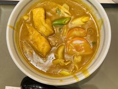 シメにカレーうどんを食べて
飛行機に乗り込みます。
1番うみゃ～！！！！と思いました。
太麺もちもち、カレーのしょっぱさと合う！！
うみゃ～。うみゃ～。