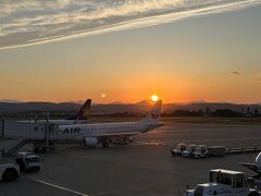 夕焼け見ながら離陸しました。