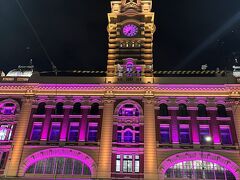 4時ごろにホテルにチェックインして、街歩き。フリンダーズ駅がこの日はピンク色にライトアップされていました。