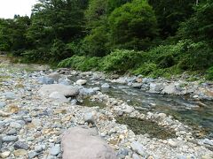 宿の近くに「河原の温泉」。無料で入浴できます。