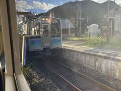 簗場駅で列車交換。